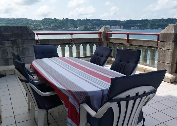 Apartamento Con Terraza Sobre El Mar